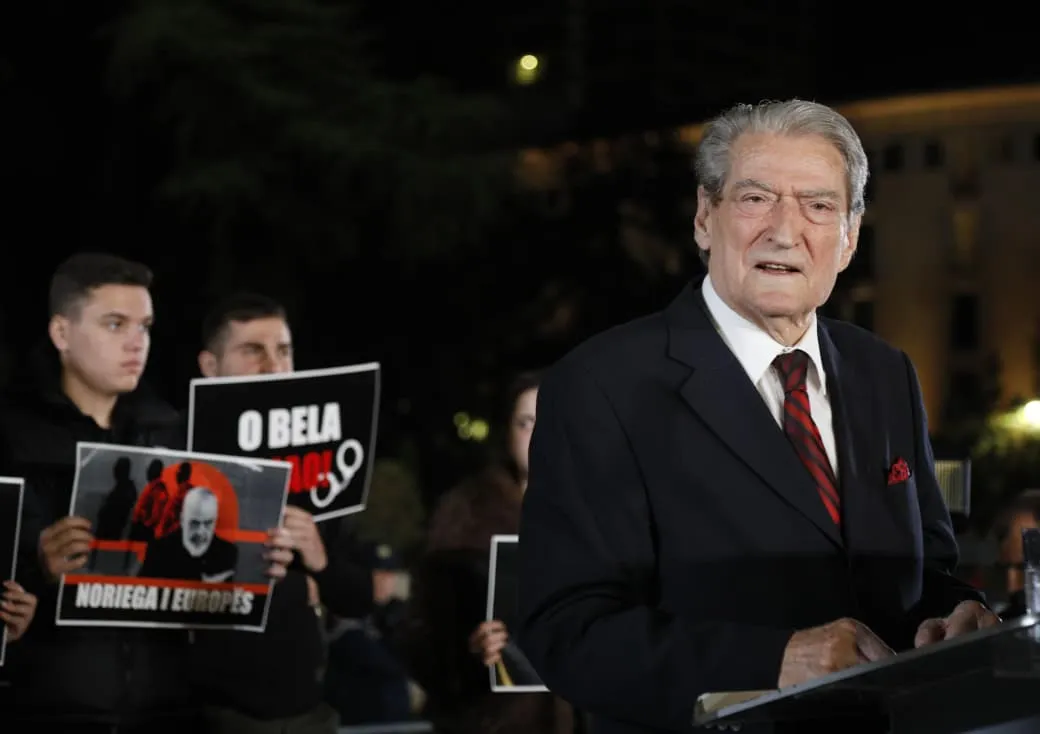 Opozita në shesh/ Berisha flet para Kryeministrisë: Rama dhe banda e tij kanë frikë nga fjala e deputetëve