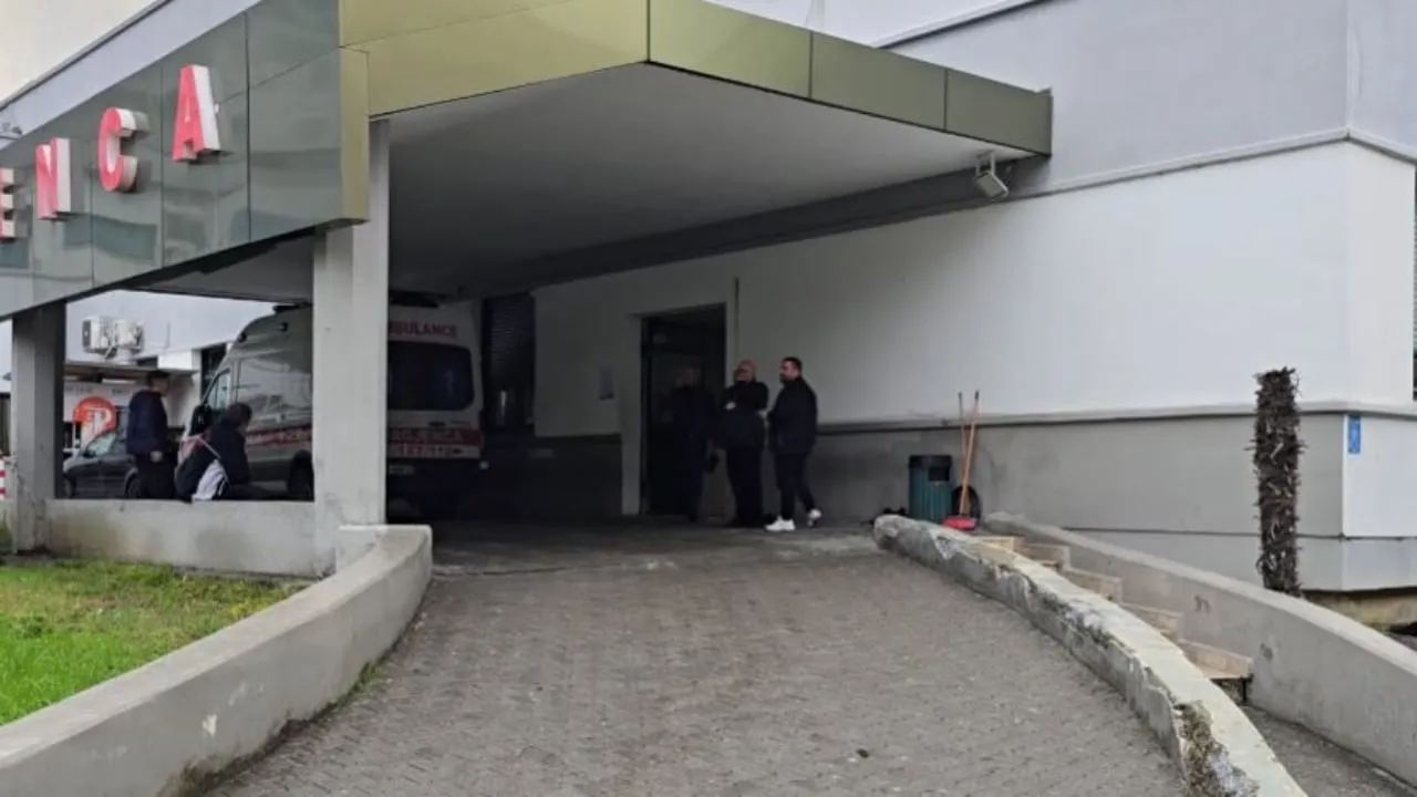 U plagos me thikë në zemër nga bashkëmoshatari, del nga intubimi 15-vjeçari në Durrës
