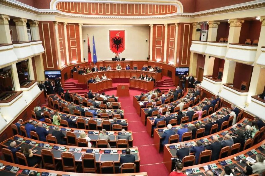 Tensionet në Kuvend/ Peleshi ndërhyn dhe merr masë kundër Balliut, Nokës dhe Strazimirit