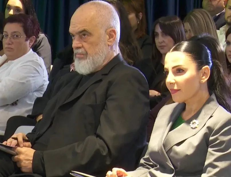 Zyrtarisht e pandehur dhe me akuza nga SPAK, Balluku shfaqet në krah të kryeministrit Rama