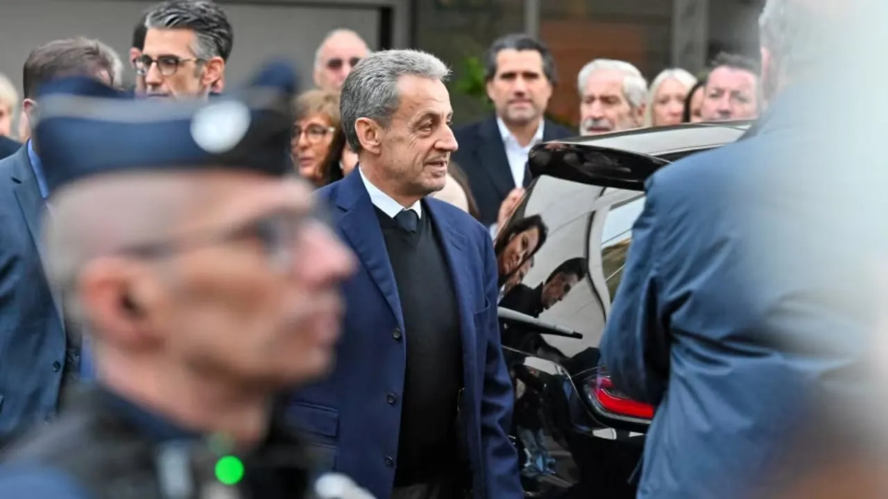 Ish-presidenti francez Nicolas Sarkozy lirohet nga burgu në pritje të apelimit