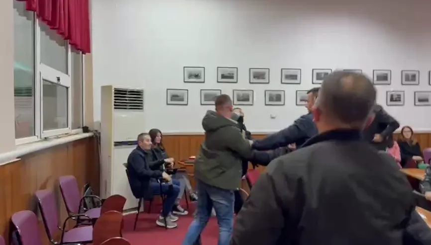 “Turp të keni!”/ Plas sherri në Këshillin Bashkiak të Pogradecit, grushte e shkelma mes këshilltarit dhe banorit (VIDEO)