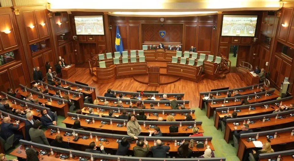 Zgjedhjet në Kosovë/ LVV siguron 49 karrige në Kuvend, PDK e dyta me 24! Si pritet të jetë ndarja e mandateve?