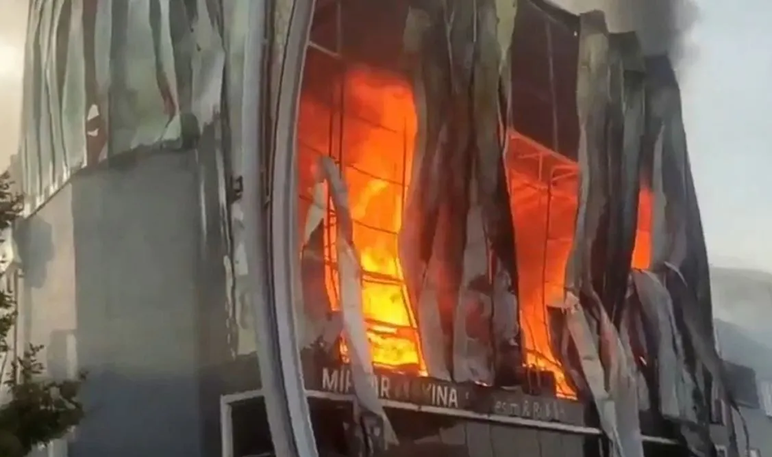 VIDEO/ Zjarr i madh në një depo, 6 viktima