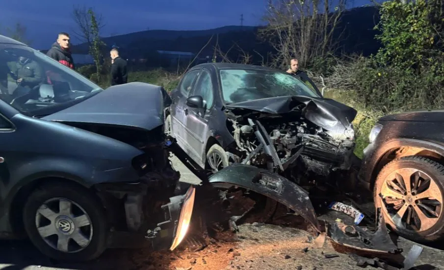 Përplasen 3 makina në aksin Shupenzë-Maqellarë, 2 të plagosur rëndë