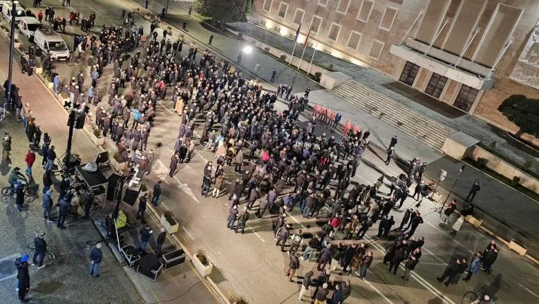 Protesta e opozitës përpara kryeministrisë, Policia bllokon qarkullimin e automjeteve në bulevard