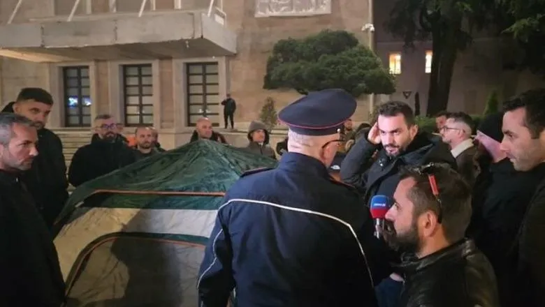 Proteston para Kryeministrisë, policia procedon Adriatik Lapajn