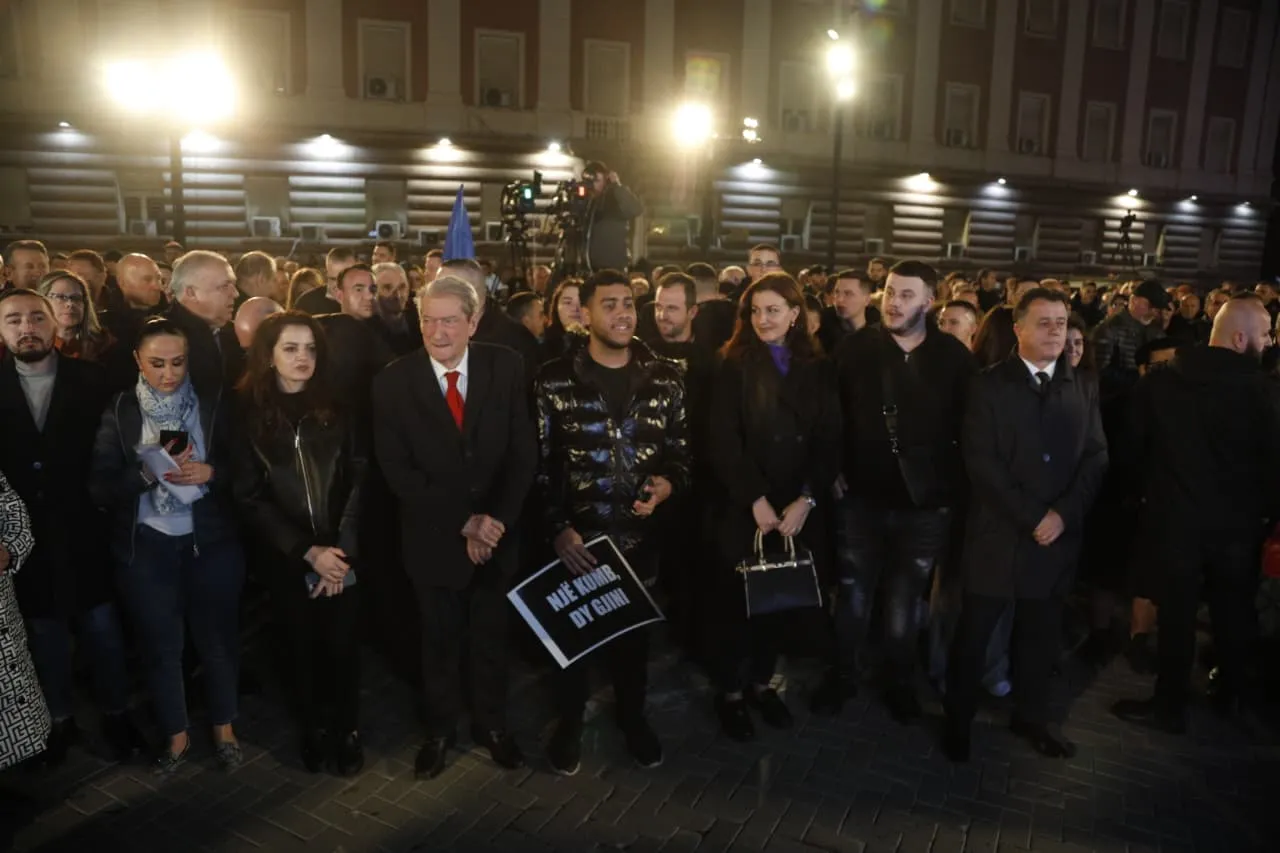 PD sërish në protestë, demokratët mblidhen poshtë Kryeministrisë