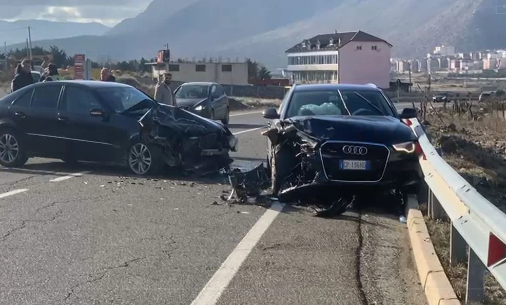 Përplasen dy makina në rrugën e Arbrit, një i plagosur rëndë