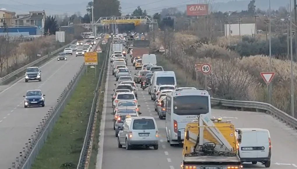 Aksident i trefishtë në aksin Lushnjë–Fier, trafiku bllokohet për minuta të tëra
