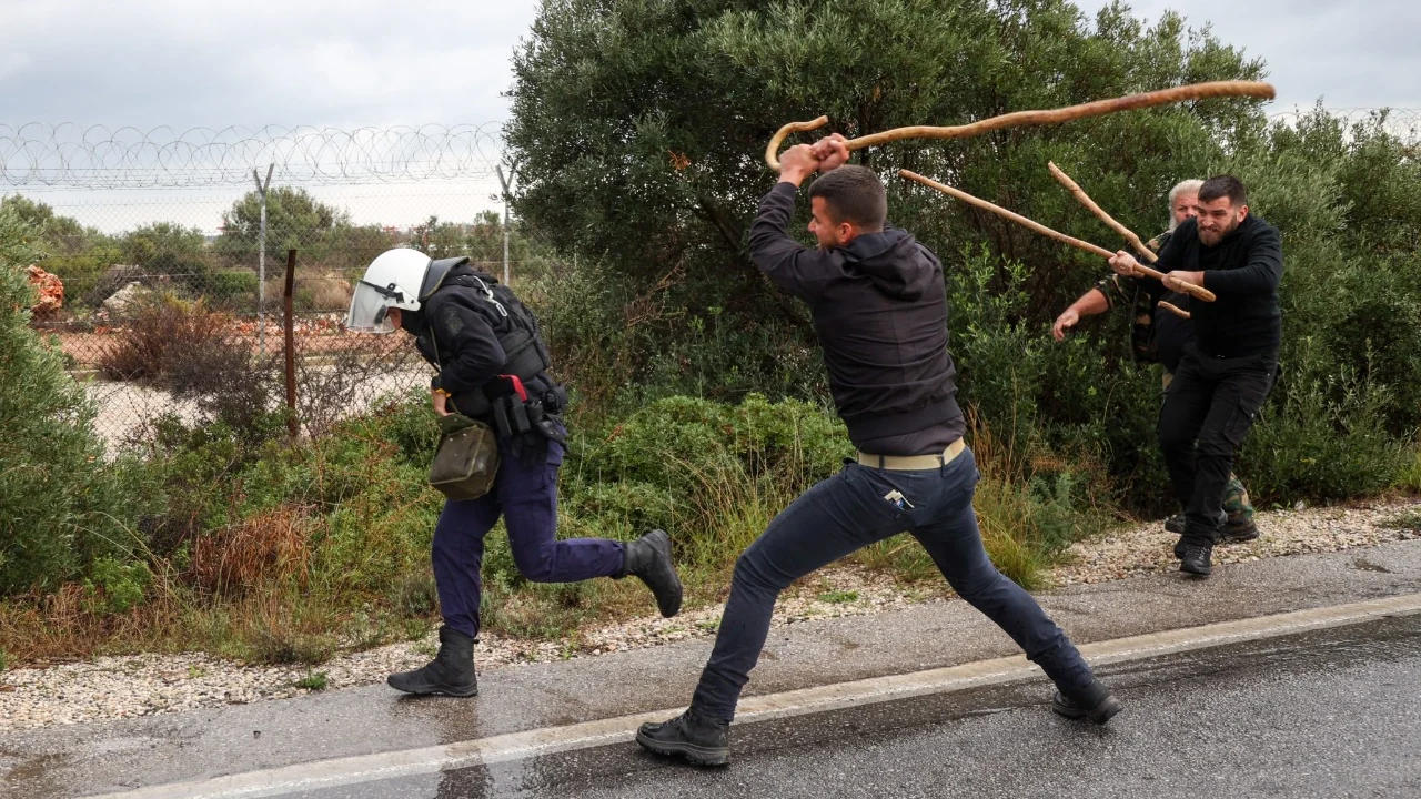 Fermerët grekë përplasen me policinë, gjuajnë me gurë dhe përmbysin makinën