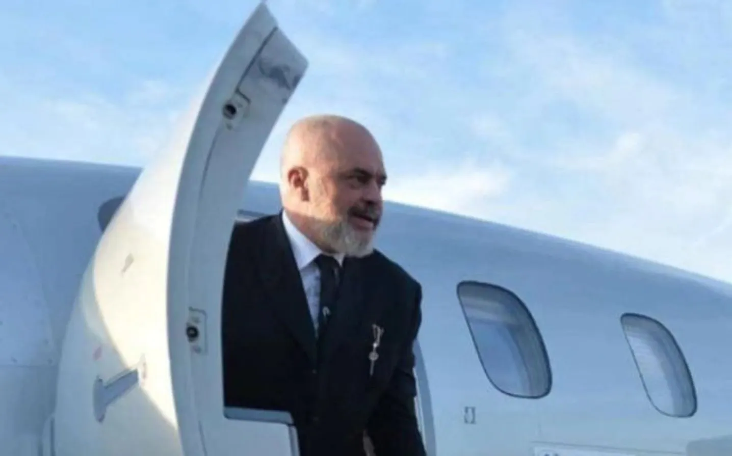 Charteri i Ramës si afera e Tunelit të Llogarasë/ Air Albania 50 milionë € borxhe, shteti do të blejë kompaninë që falimentoi nga charteri i Ramës!