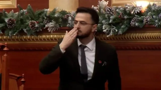 Video/ Betohet Endri Shabani, falenderon PS dhe “dhuron puthje” për PD