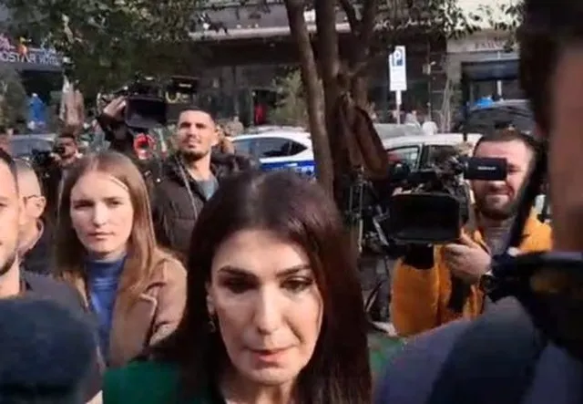 Skandali me tenderat/ Mirlinda Karçanaj paraqitet në GJKKO me makinë policie