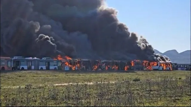 Digjen dhjetëra autobusë të rreshtuar në Durrës. Tymi mbulon zonën
