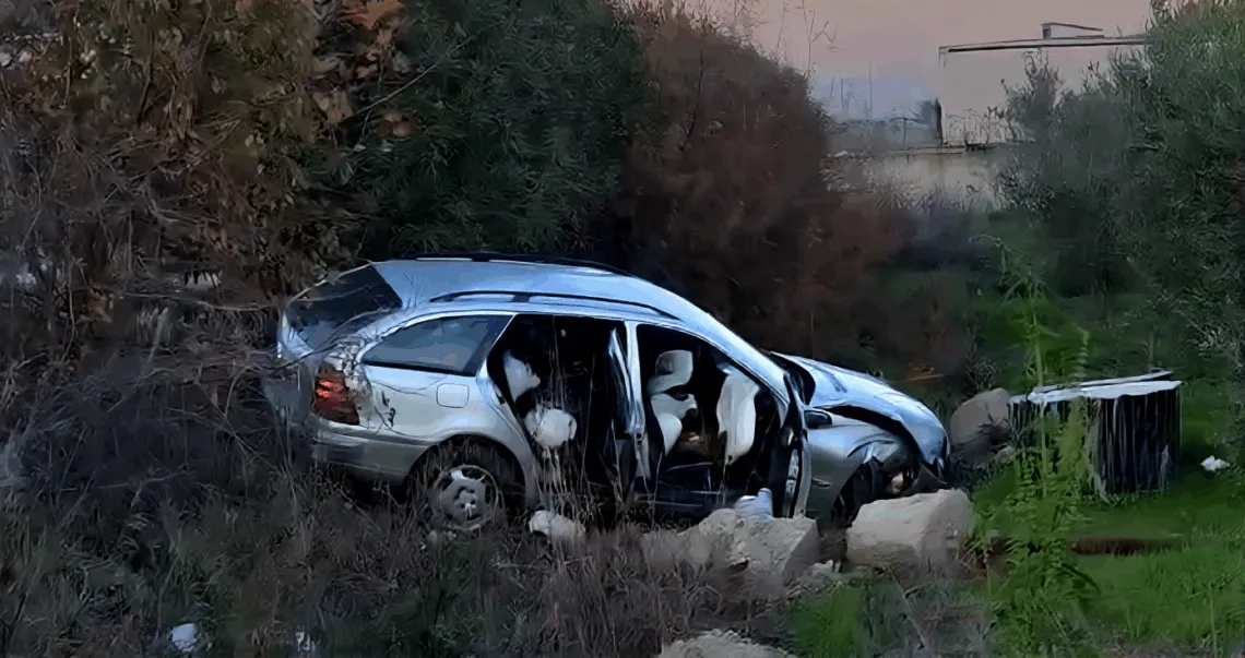 PAMJET/ Aksident në Fier, makina “fluturon” në kanal