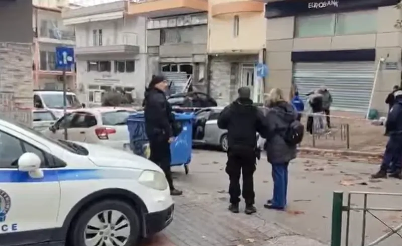 Shpërthim me lëndë plasëse pranë një banke, dëmtohen makina e pallate