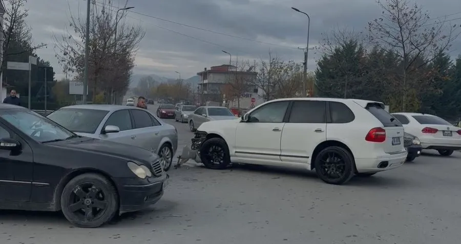 Aksident në Korçë, përplasen 3 makina