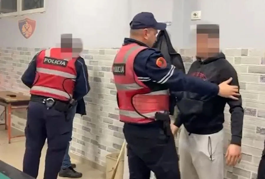 Policia çmonton rrjetin e shpërndarjes së drogës në kryeqytet, 22 persona në pranga (EMRAT)