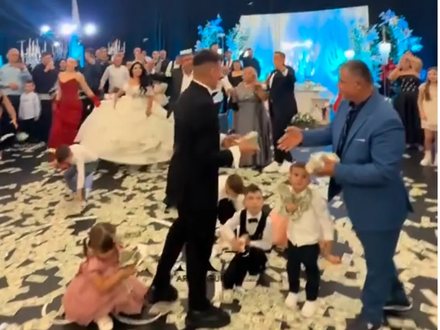 VIDEO/ Myrto Uzuni e djeg në dasmën e motrës. Hedh tufa me dollarë dhe këndon me Ylli Bakën