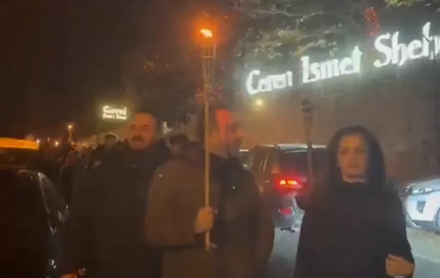 “Jep dorëheqjen”/ Deputetët e PD marshojnë në Surrel tek banesa kryeministrit Rama