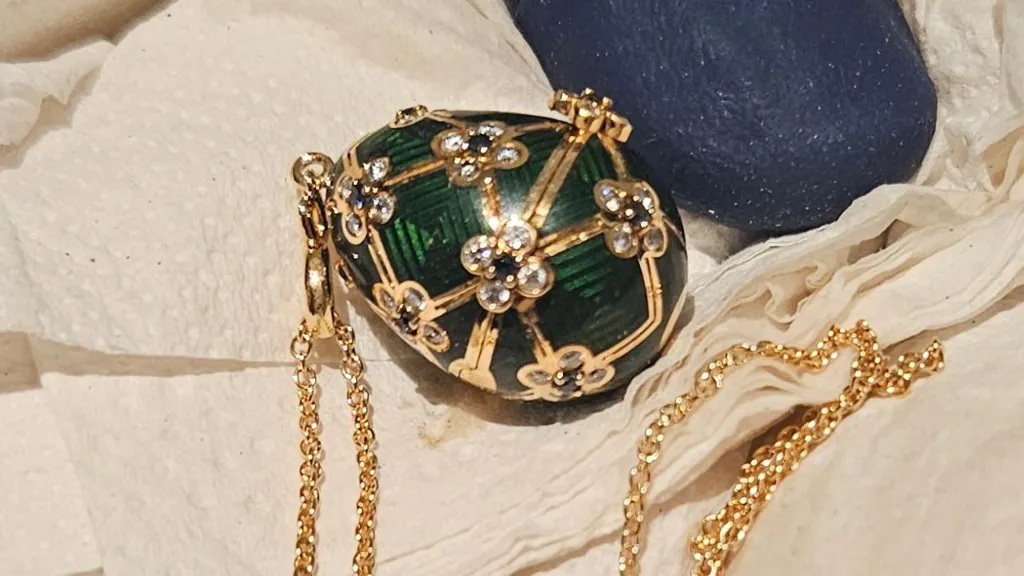 U gëlltit nga një burrë, policia gjen vezën Fabergé me vlerë 19 mijë dollarë