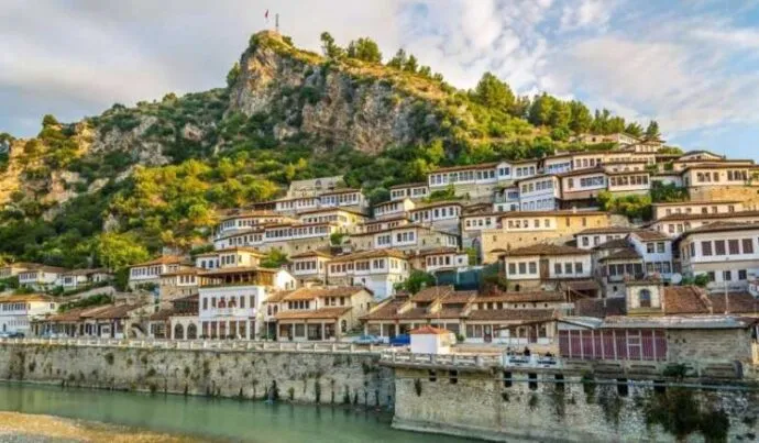 Anketa, 70% e familjeve të Beratit të prekura nga emigracioni, në Tiranë 35%