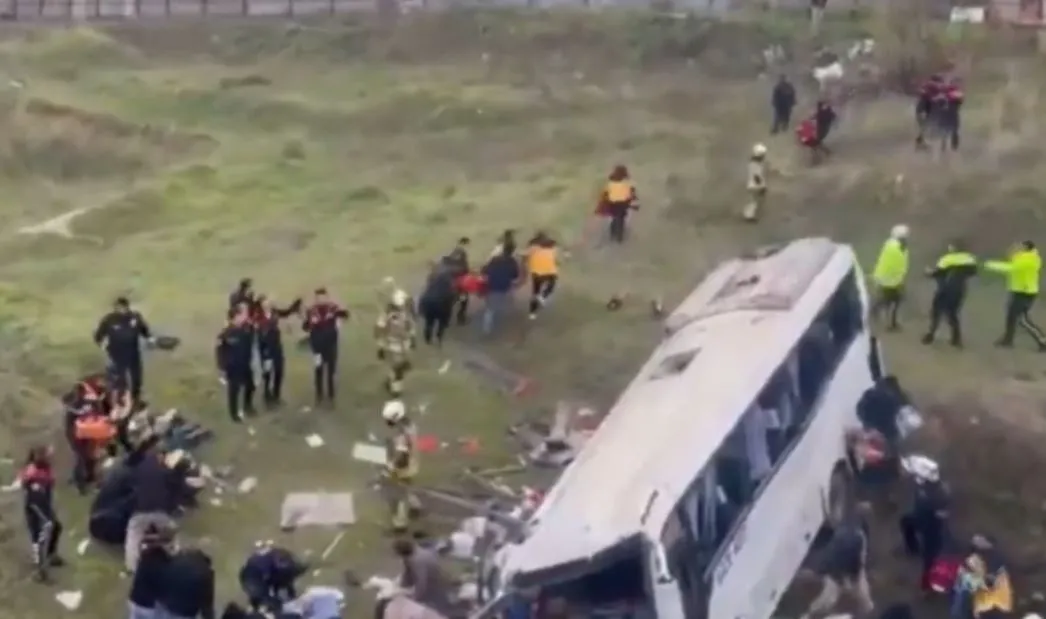 Aksident tragjik në Stamboll/ Autobusi bie në përrua, 4 të vdekur