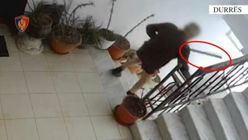 VIDEO/ I moshuari tenton të vrasë bashkëshorten në Durrës, e godet me shkop druri në kokë
