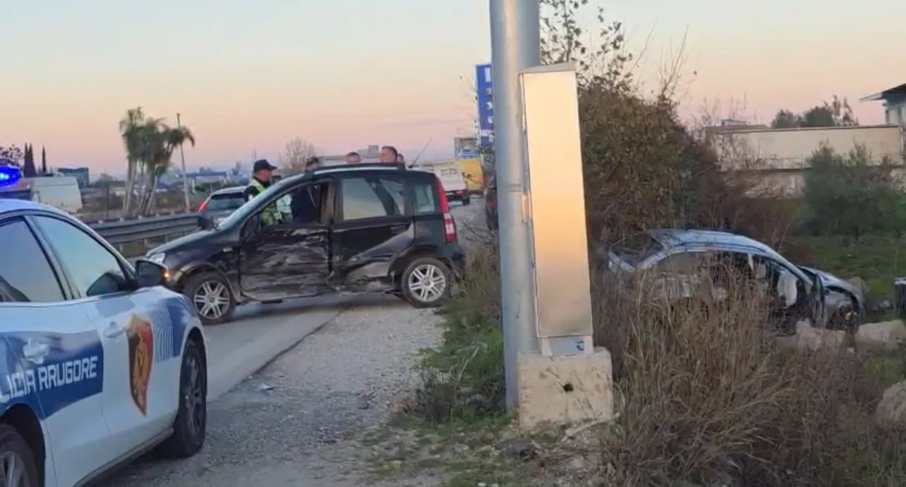 Aksident tek “Kthesa e Vajkanit”, një i plagosur! Njëri nga mjetet përfundon në kanal