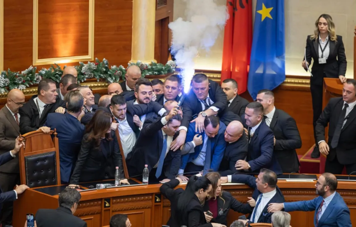 PS zbut qëndrimin, heq dorë nga ndëshkimi për 19 deputetë të opozitës