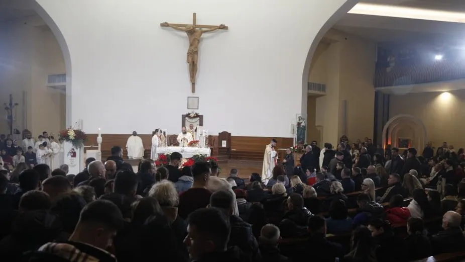 Besimtarët katolikë e ortodoksë festojnë Krishtlindjen, mesazh shprese dhe paqeje