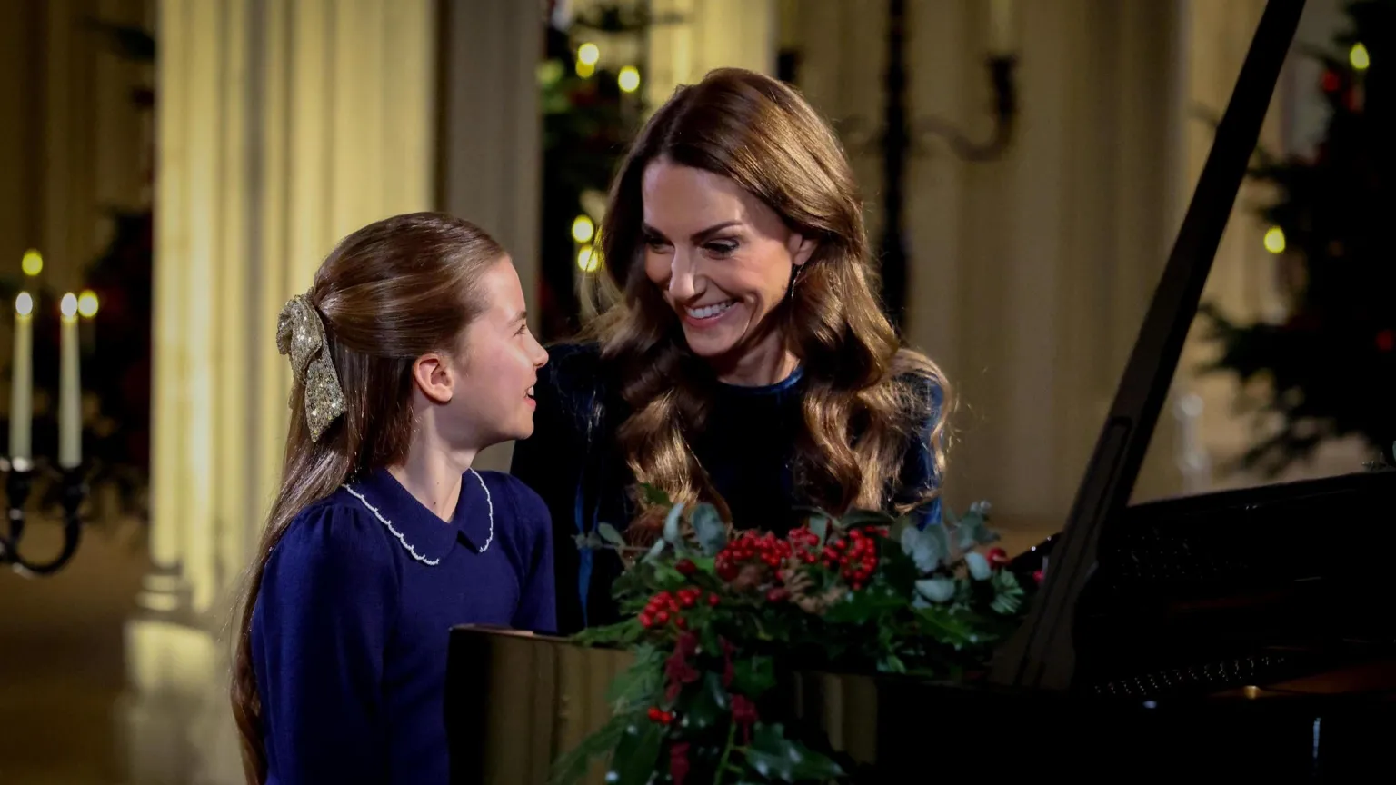 Princesha Catherine dhe Charlotte duet në piano për Krishtlindje