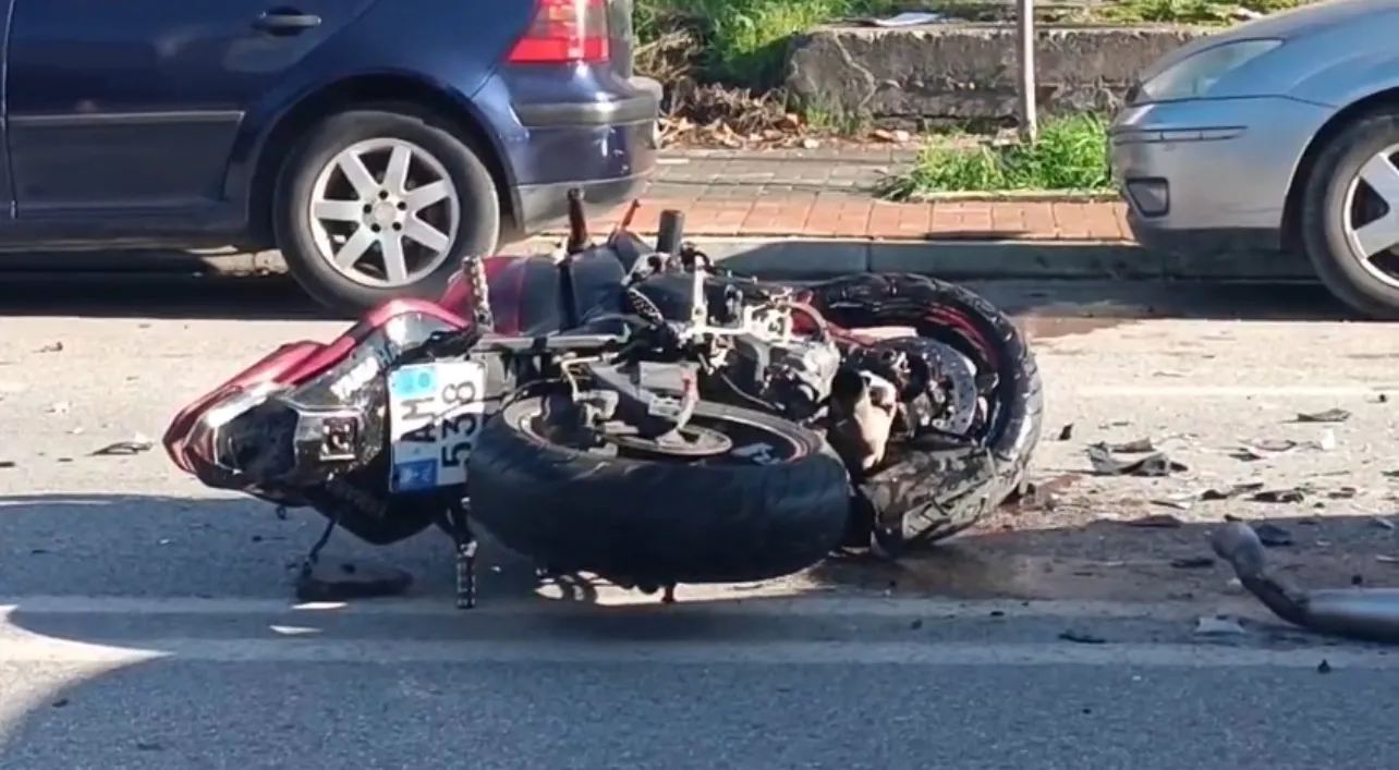 Aksident i rëndë në unazën e Lushnjes, makina përplas motorin! I riu në gjendje të rëndë