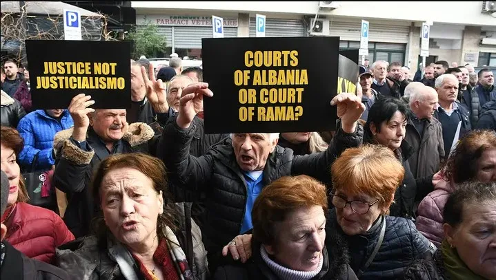 Media amerikane: SHBA hesht ndërsa Shqipëria rikthen në detyrë zv.kryeministren e akuzuar për korrupsion