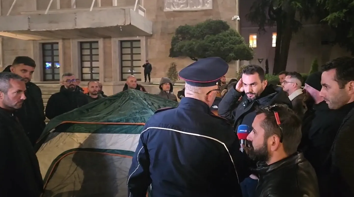 Lapajt i shkon Policia/ Tensione te protesta para Kryeministrisë