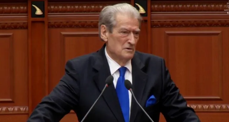 “Ku është ky Pirro Vengu?”/ Berisha-mazhorancës: A e dini që ministri juaj nuk shkel në dy shtete të NATO-s!