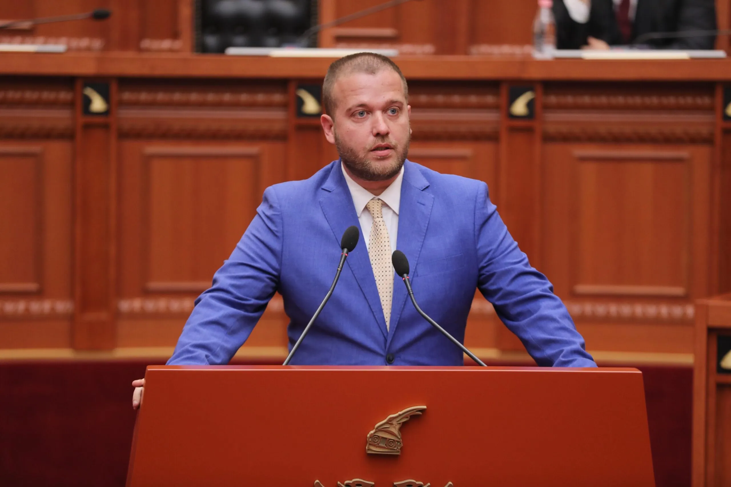 Kuvend/ Deputeti i PS-së i kthehet Berishës: Të shoh në sy dhe të sfidoj për ligj e kanun, për atdhe e flamur
