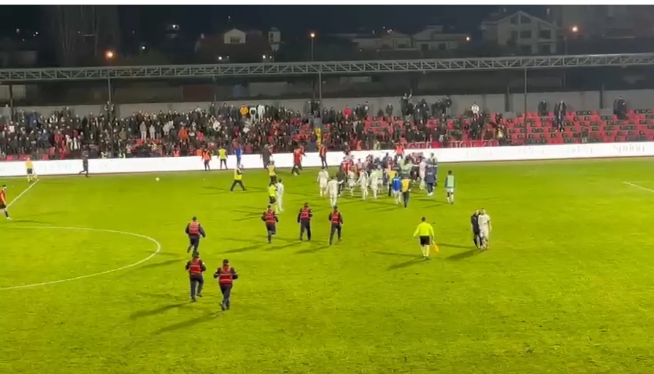Skandal në Vlorë, tifozët futen në fushë dhe dhunojnë futbollistët e Teutës (Video)