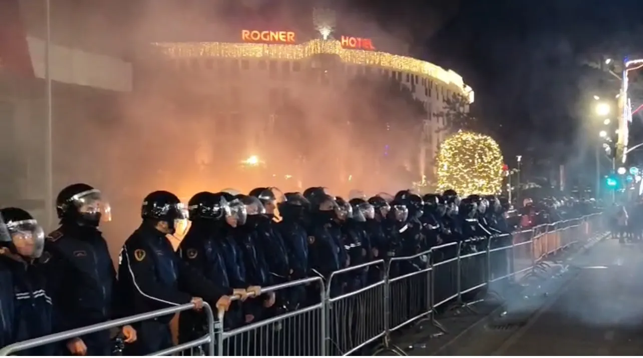 Tension në protestë/ Nis molotovi, çahet gardhi rrethues