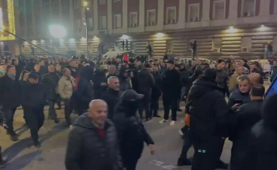 Pas hedhjes së molotovit te Kryeministria, protestuesit marshojnë drejt Ministrisë së Brendshme