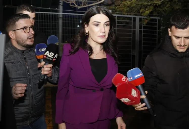 Pas skandalit/ Mirlinda Karçanaj delegon kompetencat. Ja kush e merr drejtimin e AKSHI-t