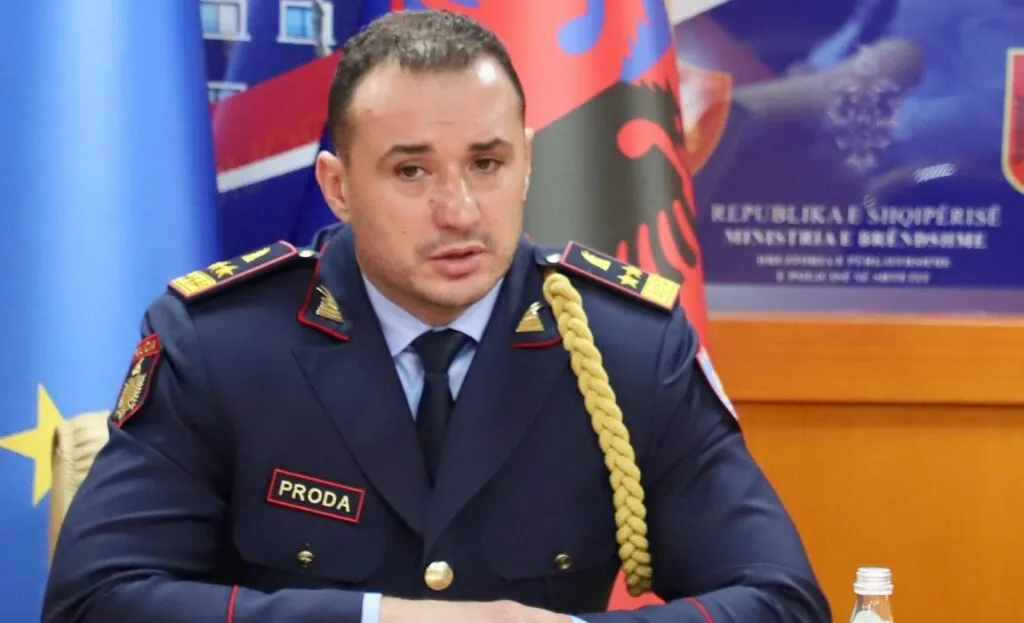 Agjentët e BKH-së i sekuestrojnë celularin drejtorit të Policisë, Ilir Proda