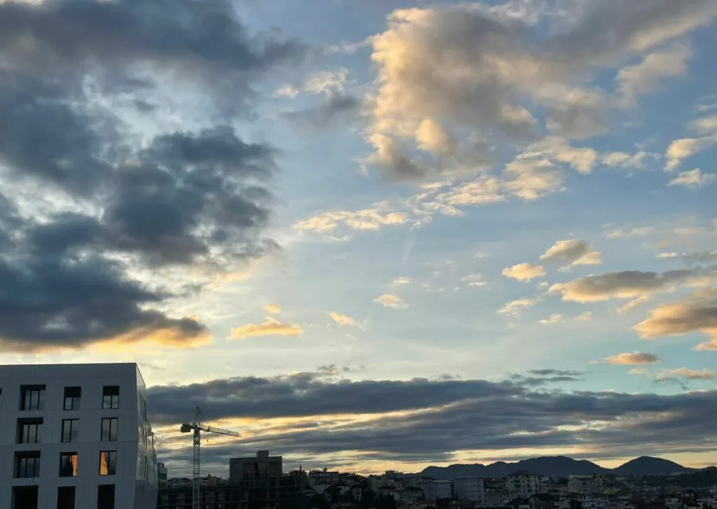 Mot i paqëndrueshëm me vranësira dhe reshje shiu! Sa do shënojë termometri