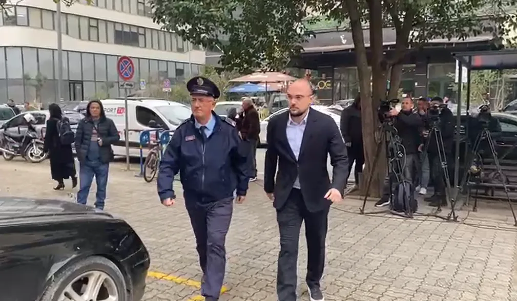 Erald Elezi, drejtori i KESH paraqitet në SPAK i shoqëruar nga policia