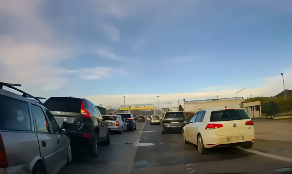Aksident i rëndë në autostradën Tiranë-Durrës, përplasen 6 makina