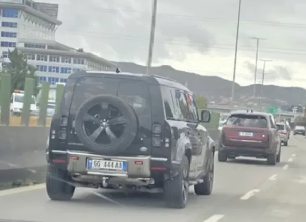 Berisha publikon pamjet: Ergys Agasi udhëtonte bashkë me Ramën me makinën “Defender” me targa “GG 444 AA” 