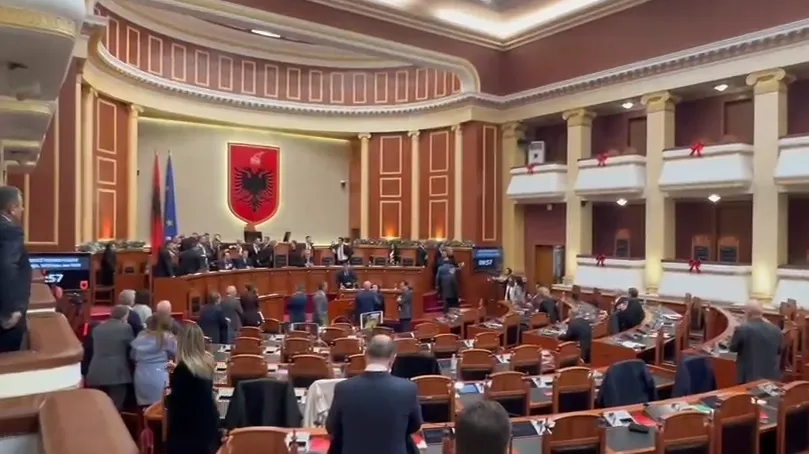 Tensione në Kuvend, opozita zë karriget e ministrave dhe ndez flakadanë! Berisha: Sillni Lubinë e Palloshin këtu