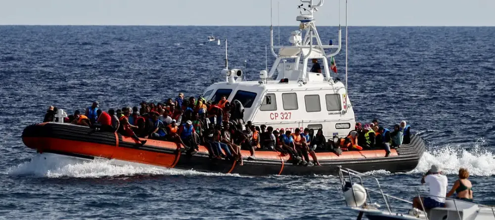 BE përshpejton riatdhesimet, migrantët mund të dërgohen në qendra kthimi jashtë shtetit