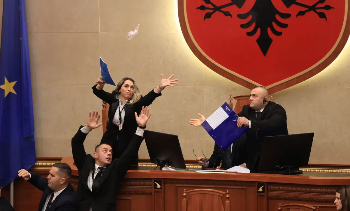 Kaos në sallë! Deputetët e PD lagin me ujë dhe godasin kryeparlamentarin Niko Peleshi